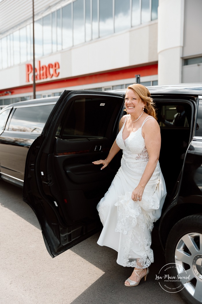 Bride exiting limousine with bridal party. Mariage centre de congrès Palace Laval. Mariage à Laval. Palace convention centre wedding. Laval wedding photographer.