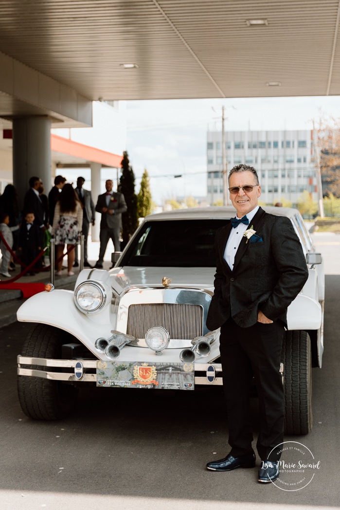 Groom exiting antique car. Mariage centre de congrès Palace Laval. Mariage à Laval. Palace convention centre wedding. Laval wedding photographer.