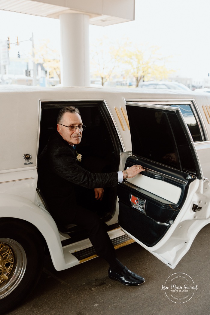 Groom exiting antique car. Mariage centre de congrès Palace Laval. Mariage à Laval. Palace convention centre wedding. Laval wedding photographer.