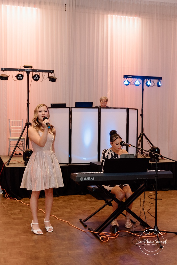 Bride's daughters singing at the wedding reception. Mariage centre de congrès Palace Laval. Mariage à Laval. Palace convention centre wedding. Laval wedding photographer.