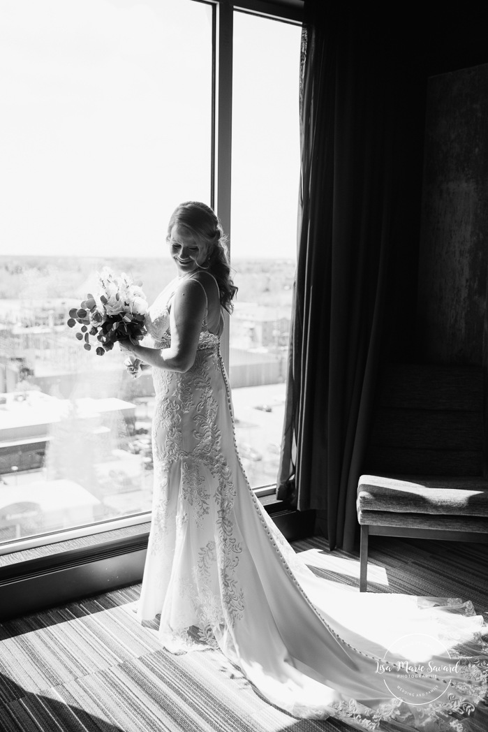 Bride getting ready with bridesmaids in hotel room. Mariage Grand Times Hotel Laval. Mariage à Laval. Laval Grand Times Hotel wedding. Laval wedding photographer.