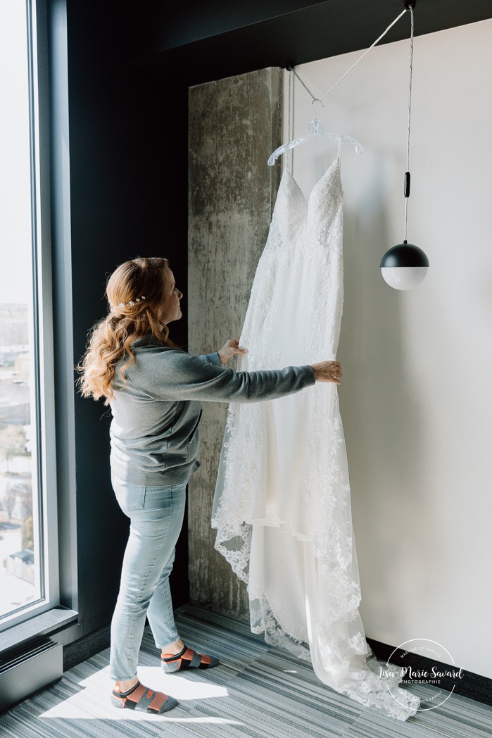 Bride getting ready with bridesmaids in hotel room. Mariage Grand Times Hotel Laval. Mariage à Laval. Laval Grand Times Hotel wedding. Laval wedding photographer.