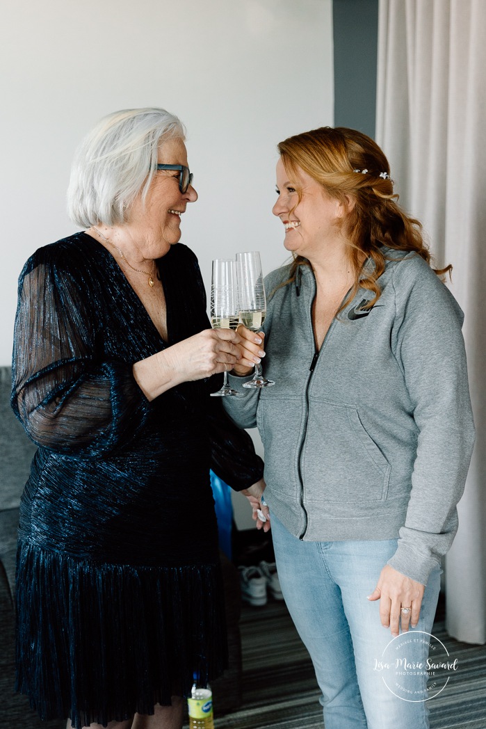 Bride getting ready with bridesmaids in hotel room. Mariage Grand Times Hotel Laval. Mariage à Laval. Laval Grand Times Hotel wedding. Laval wedding photographer.