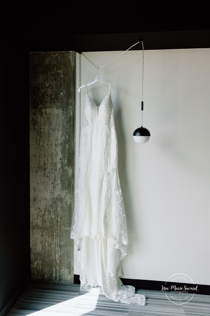 Dress hanging on concrete wall. Mariage Grand Times Hotel Laval. Mariage à Laval. Laval Grand Times Hotel wedding. Laval wedding photographer.