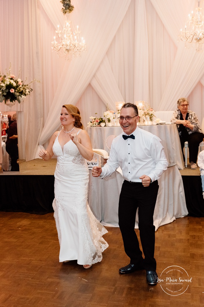 Wedding reception in ballroom. Mariage centre de congrès Palace Laval. Mariage à Laval. Palace convention centre wedding. Laval wedding photographer.