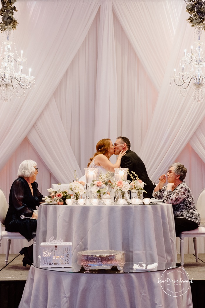 Wedding reception in ballroom. Mariage centre de congrès Palace Laval. Mariage à Laval. Palace convention centre wedding. Laval wedding photographer.