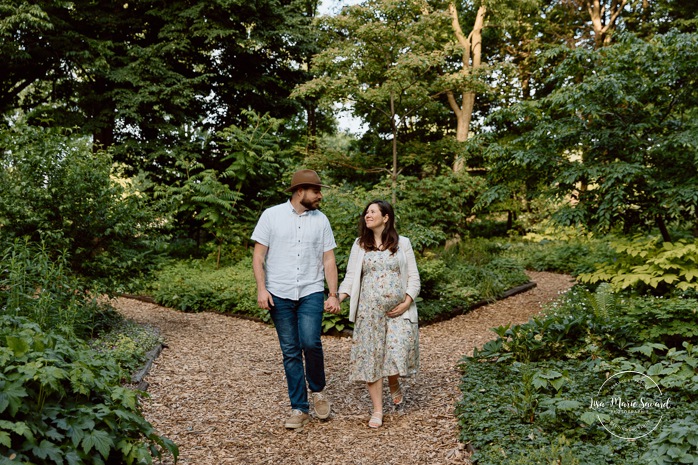 Urban park maternity photos. Romantic maternity photos. Garden maternity photos. Photos de maternité à Laval au Centre de la Nature. Laval maternity photos. Photographe à Laval. Laval photographer.