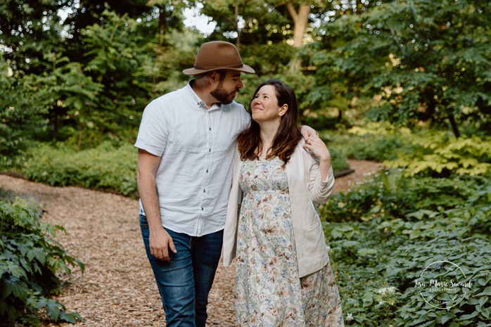 Urban park maternity photos. Romantic maternity photos. Garden maternity photos. Photos de maternité à Laval au Centre de la Nature. Laval maternity photos. Photographe à Laval. Laval photographer.