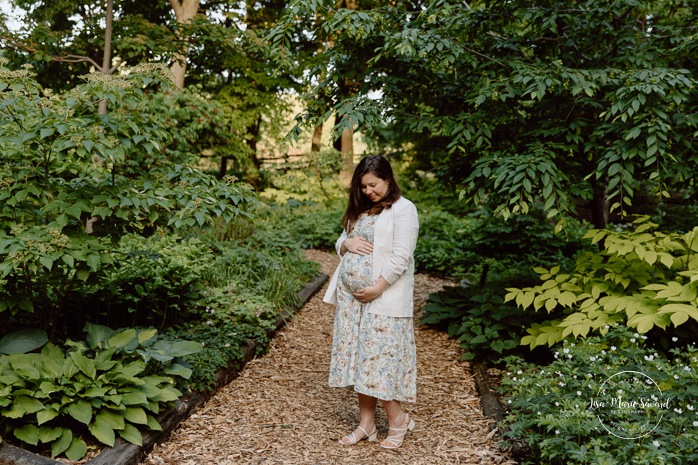 Urban park maternity photos. Romantic maternity photos. Garden maternity photos. Photos de maternité à Laval au Centre de la Nature. Laval maternity photos. Photographe à Laval. Laval photographer.