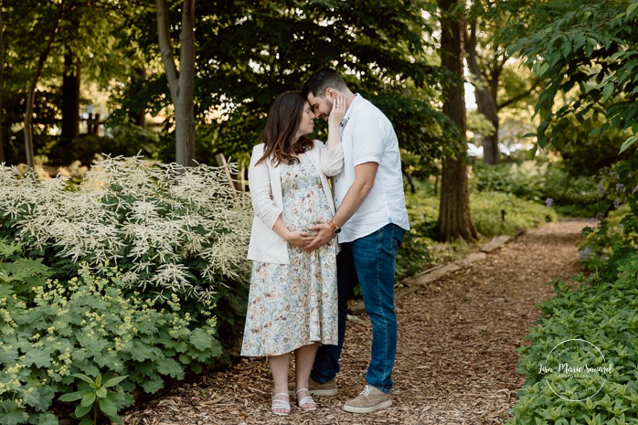 Urban park maternity photos. Romantic maternity photos. Garden maternity photos. Photos de maternité à Laval au Centre de la Nature. Laval maternity photos. Photographe à Laval. Laval photographer.