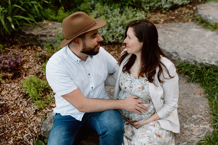 Urban park maternity photos. Romantic maternity photos. Garden maternity photos. Photos de maternité à Laval au Centre de la Nature. Laval maternity photos. Photographe à Laval. Laval photographer.