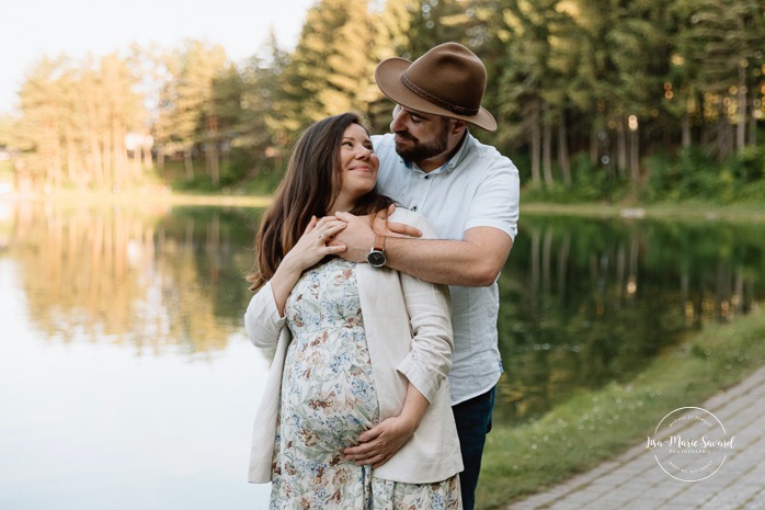 Urban park maternity photos. Romantic maternity photos. Garden maternity photos. Photos de maternité à Laval au Centre de la Nature. Laval maternity photos. Photographe à Laval. Laval photographer.