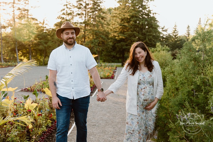 Urban park maternity photos. Romantic maternity photos. Garden maternity photos. Photos de maternité à Laval au Centre de la Nature. Laval maternity photos. Photographe à Laval. Laval photographer.