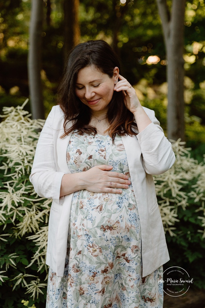 Urban park maternity photos. Romantic maternity photos. Garden maternity photos. Photos de maternité à Laval au Centre de la Nature. Laval maternity photos. Photographe à Laval. Laval photographer.