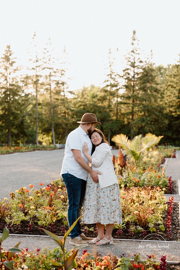 Urban park maternity photos. Romantic maternity photos. Garden maternity photos. Photos de maternité à Laval au Centre de la Nature. Laval maternity photos. Photographe à Laval. Laval photographer.