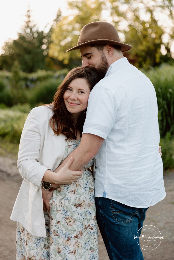 Urban park maternity photos. Romantic maternity photos. Garden maternity photos. Photos de maternité à Laval au Centre de la Nature. Laval maternity photos. Photographe à Laval. Laval photographer.