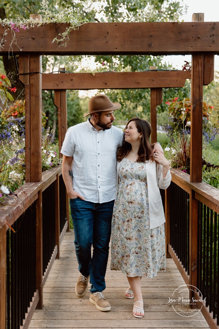 Urban park maternity photos. Romantic maternity photos. Garden maternity photos. Photos de maternité à Laval au Centre de la Nature. Laval maternity photos. Photographe à Laval. Laval photographer.