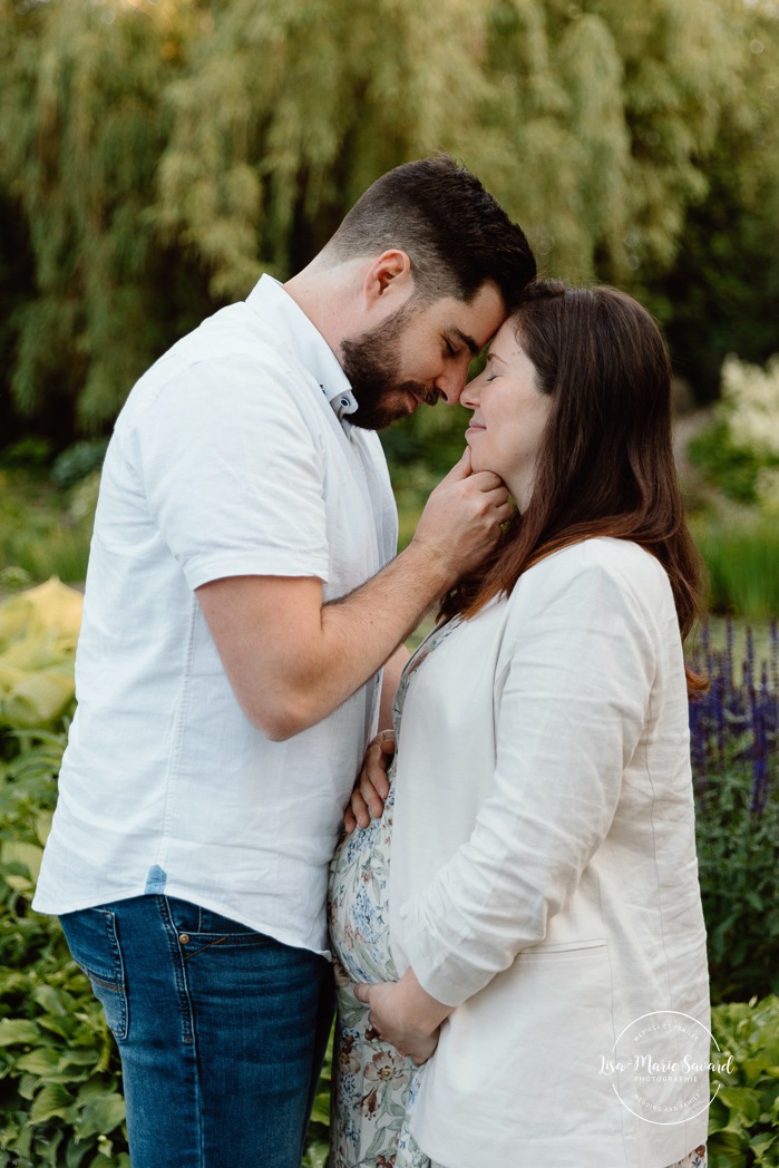 Urban park maternity photos. Romantic maternity photos. Garden maternity photos. Photos de maternité à Laval au Centre de la Nature. Laval maternity photos. Photographe à Laval. Laval photographer.