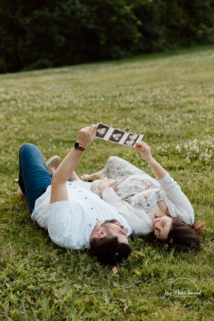 Urban park maternity photos. Romantic maternity photos. Garden maternity photos. Photos de maternité à Laval au Centre de la Nature. Laval maternity photos. Photographe à Laval. Laval photographer.