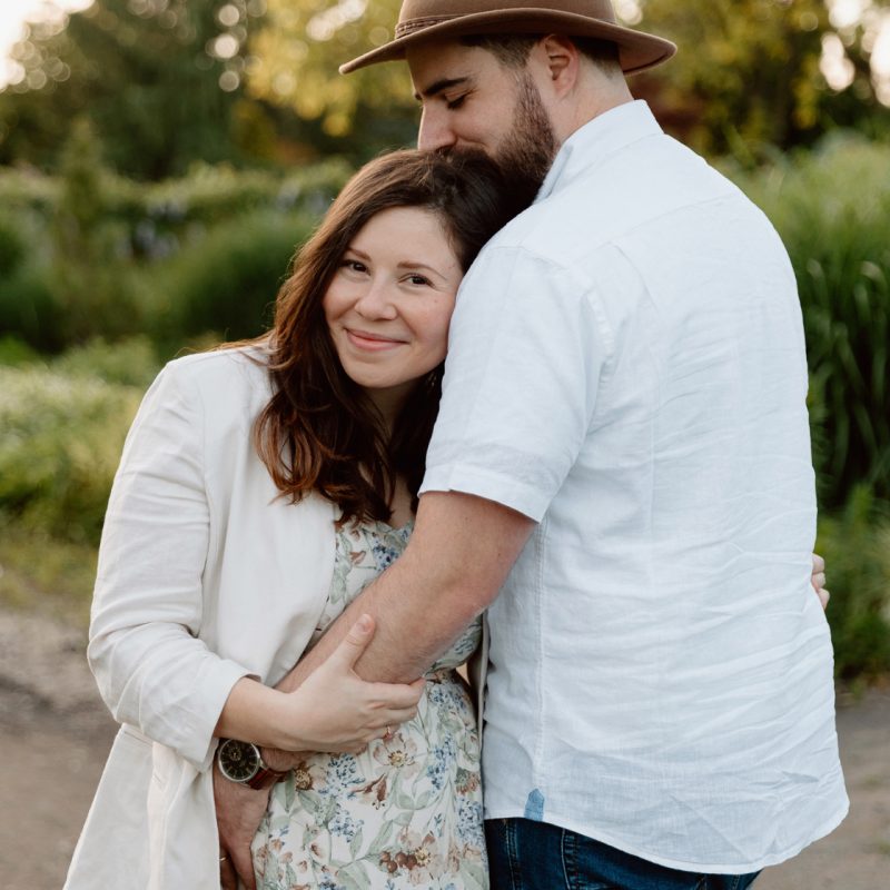 Urban park maternity photos. Romantic maternity photos. Garden maternity photos. Photos de maternité à Laval au Centre de la Nature. Laval maternity photos. Photographe à Laval. Laval photographer.