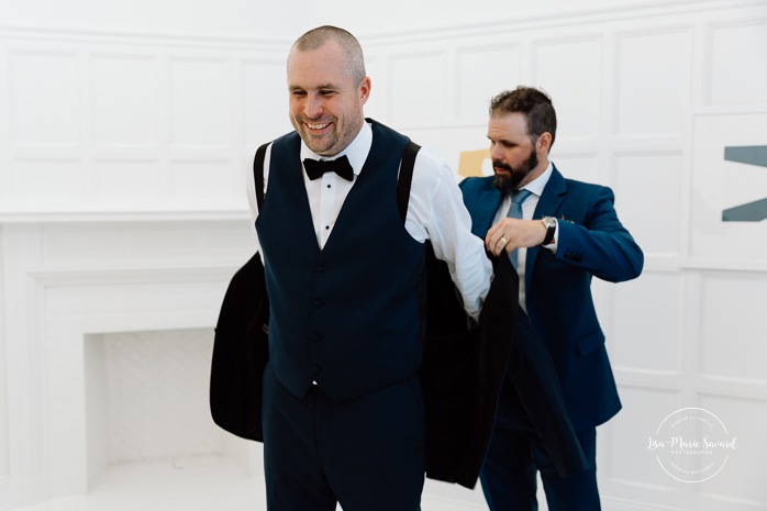 Groom getting ready with groomsmen. Montreal wedding at Le Livart. Photographe de mariage à Montréal. Montreal wedding photographer. 