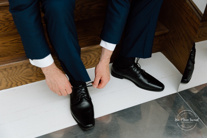 Groom getting ready with groomsmen. Montreal wedding at Le Livart. Photographe de mariage à Montréal. Montreal wedding photographer. 