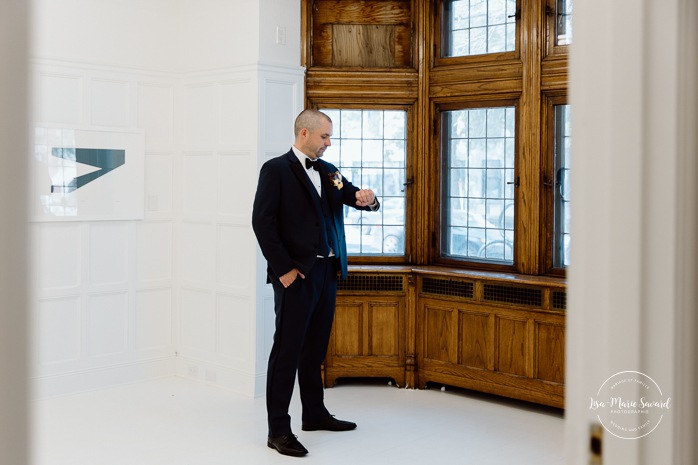 Groom getting ready with groomsmen. Montreal wedding at Le Livart. Photographe de mariage à Montréal. Montreal wedding photographer.