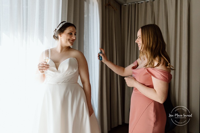 Bride getting ready with daughters and bridesmaids in hotel room. Mariage à Montréal au Livart. Montreal wedding at Le Livart. Photographe de mariage à Montréal. Montreal wedding photographer. Le Germain Centre-ville Montréal.