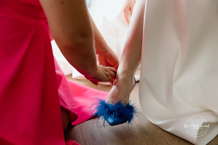 Bride getting ready with daughters and bridesmaids in hotel room. Mariage à Montréal au Livart. Montreal wedding at Le Livart. Photographe de mariage à Montréal. Montreal wedding photographer. Le Germain Centre-ville Montréal.