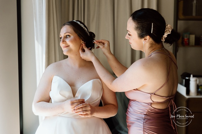 Bride getting ready with daughters and bridesmaids in hotel room. Mariage à Montréal au Livart. Montreal wedding at Le Livart. Photographe de mariage à Montréal. Montreal wedding photographer. Le Germain Centre-ville Montréal.