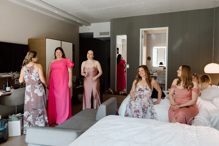 Bride getting ready with daughters and bridesmaids in hotel room. Mariage à Montréal au Livart. Montreal wedding at Le Livart. Photographe de mariage à Montréal. Montreal wedding photographer. Le Germain Centre-ville Montréal.