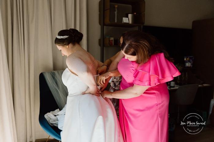 Bride getting ready with daughters and bridesmaids in hotel room. Mariage à Montréal au Livart. Montreal wedding at Le Livart. Photographe de mariage à Montréal. Montreal wedding photographer. Le Germain Centre-ville Montréal.