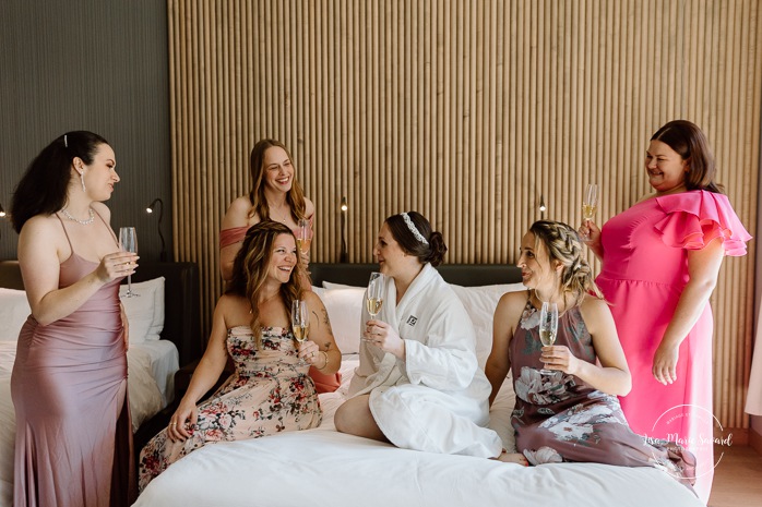 Bridal wedding flat lay. Bride getting ready with daughters and bridesmaids in hotel room. Mariage à Montréal au Livart. Montreal wedding at Le Livart. Photographe de mariage à Montréal. Montreal wedding photographer. Le Germain Centre-ville Montréal.