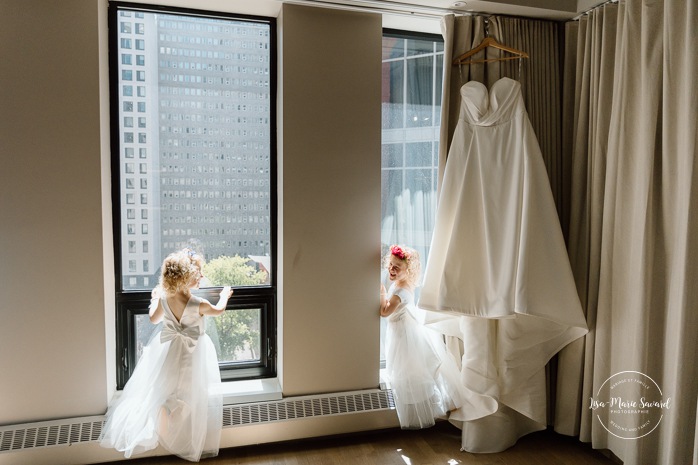 Bride getting ready with daughters and bridesmaids in hotel room. Mariage à Montréal au Livart. Montreal wedding at Le Livart. Photographe de mariage à Montréal. Montreal wedding photographer. Le Germain Centre-ville Montréal.