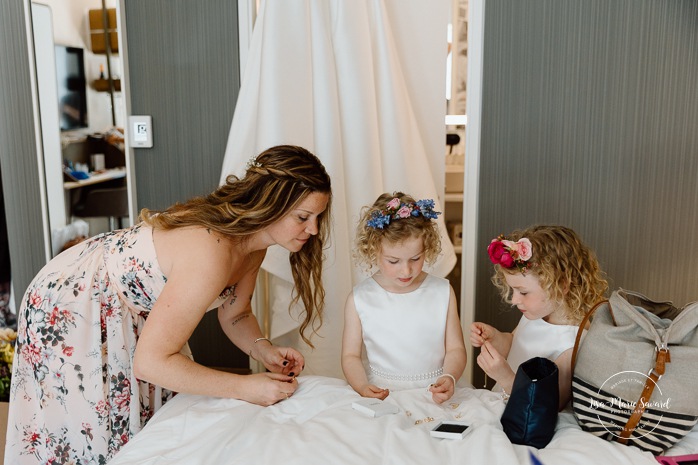 Bride getting ready with daughters and bridesmaids in hotel room. Mariage à Montréal au Livart. Montreal wedding at Le Livart. Photographe de mariage à Montréal. Montreal wedding photographer. Le Germain Centre-ville Montréal.