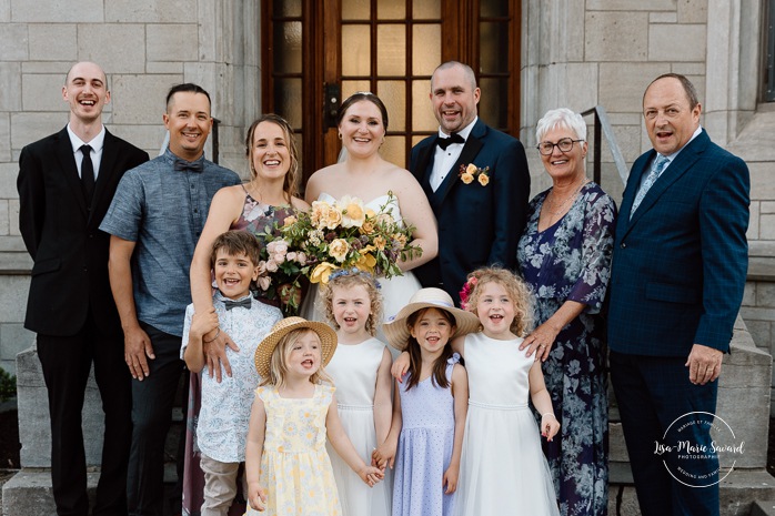 Wedding family photos in front of stone building. Mariage à Montréal au Livart. Montreal wedding at Le Livart. Photographe de mariage à Montréal. Montreal wedding photographer.