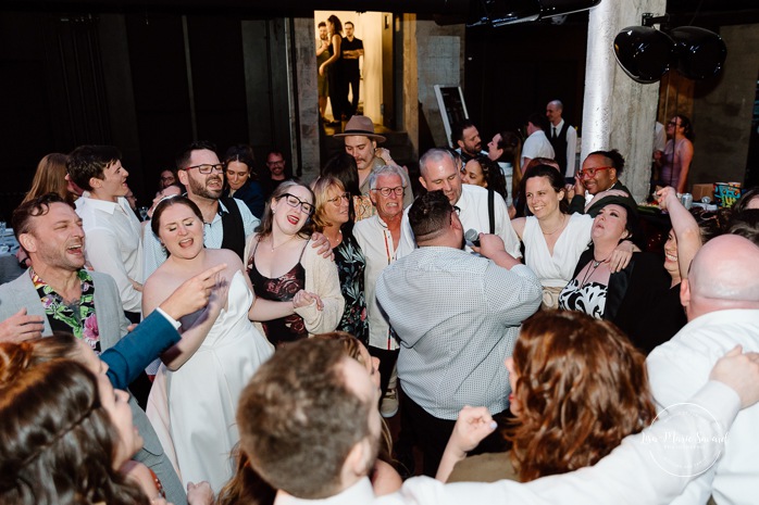 Wedding reception in dark art gallery. Mariage à Montréal au Livart. Montreal wedding at Le Livart. Photographe de mariage à Montréal. Montreal wedding photographer.