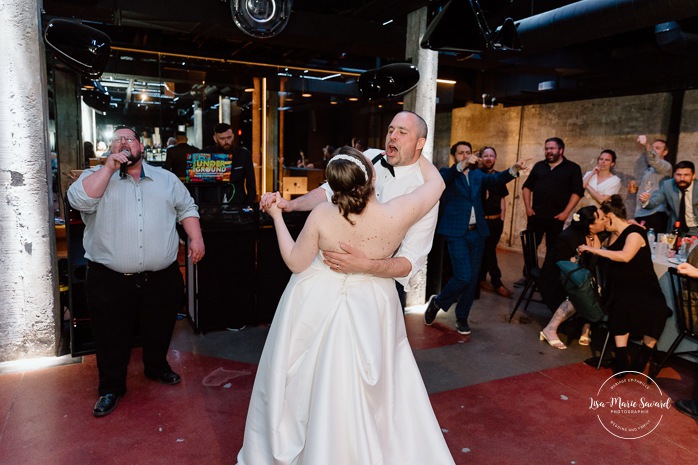 Wedding reception in dark art gallery. Mariage à Montréal au Livart. Montreal wedding at Le Livart. Photographe de mariage à Montréal. Montreal wedding photographer.