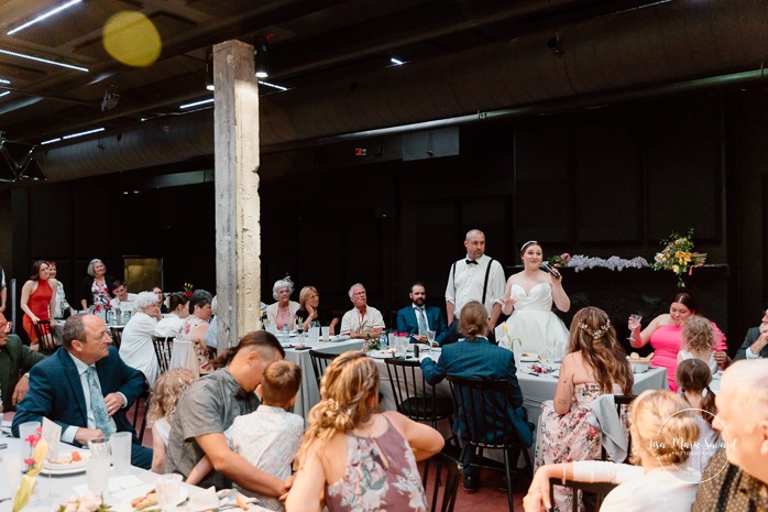 Wedding reception in dark art gallery. Mariage à Montréal au Livart. Montreal wedding at Le Livart. Photographe de mariage à Montréal. Montreal wedding photographer.