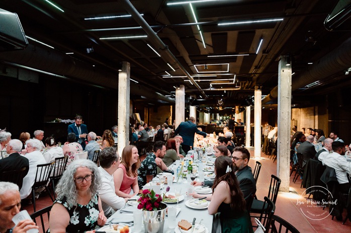 Wedding reception in dark art gallery. Mariage à Montréal au Livart. Montreal wedding at Le Livart. Photographe de mariage à Montréal. Montreal wedding photographer.