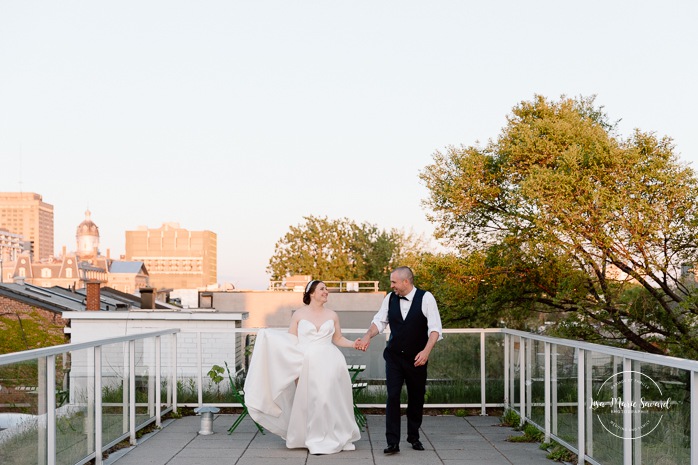 Golden hour wedding photos. Rooftop wedding photos. Cityscape wedding photos. Mariage à Montréal au Livart. Montreal wedding at Le Livart. Photographe de mariage à Montréal. Montreal wedding photographer.