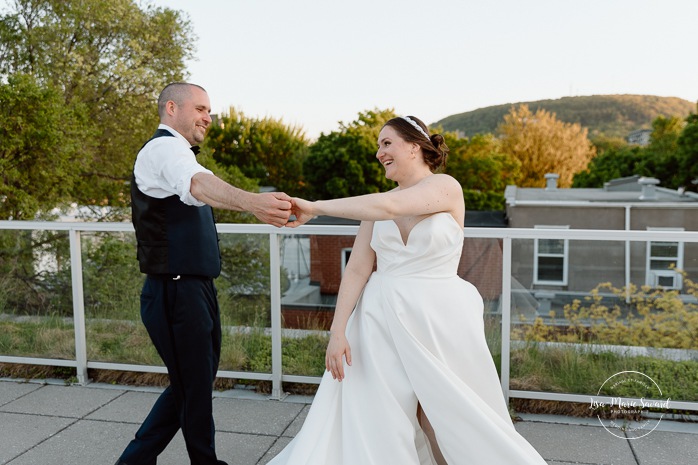 Golden hour wedding photos. Rooftop wedding photos. Cityscape wedding photos. Mariage à Montréal au Livart. Montreal wedding at Le Livart. Photographe de mariage à Montréal. Montreal wedding photographer.