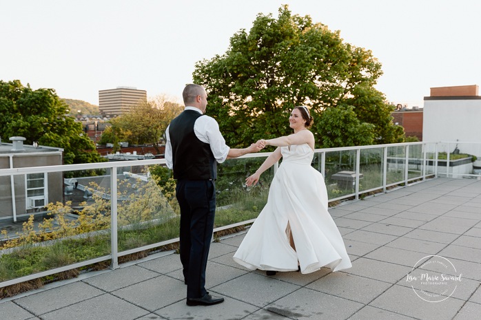 Golden hour wedding photos. Rooftop wedding photos. Cityscape wedding photos. Mariage à Montréal au Livart. Montreal wedding at Le Livart. Photographe de mariage à Montréal. Montreal wedding photographer.