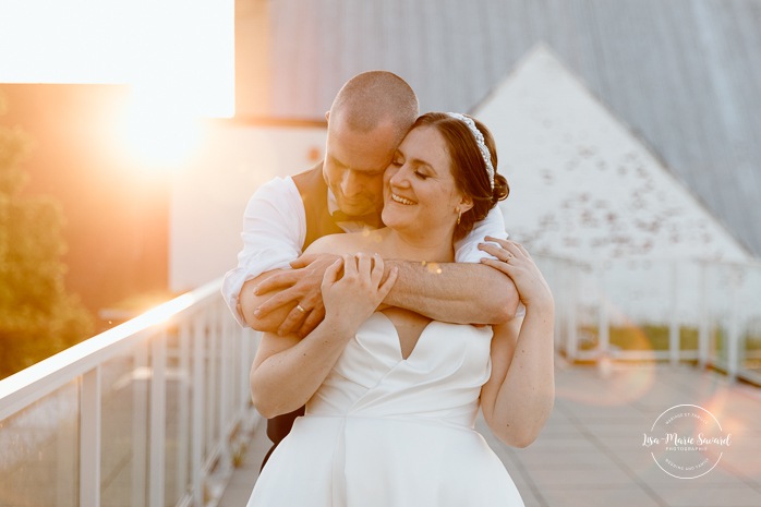 Golden hour wedding photos. Rooftop wedding photos. Cityscape wedding photos. Mariage à Montréal au Livart. Montreal wedding at Le Livart. Photographe de mariage à Montréal. Montreal wedding photographer.