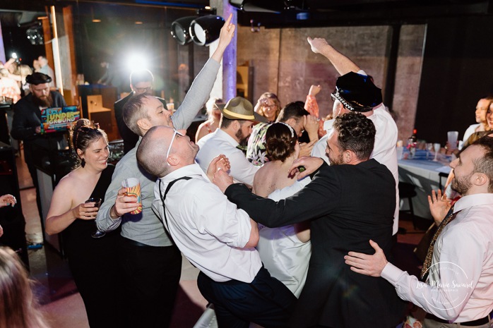 Wedding reception in dark art gallery. Mariage à Montréal au Livart. Montreal wedding at Le Livart. Photographe de mariage à Montréal. Montreal wedding photographer.