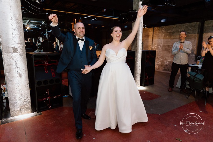 Wedding reception in dark art gallery. Mariage à Montréal au Livart. Montreal wedding at Le Livart. Photographe de mariage à Montréal. Montreal wedding photographer.