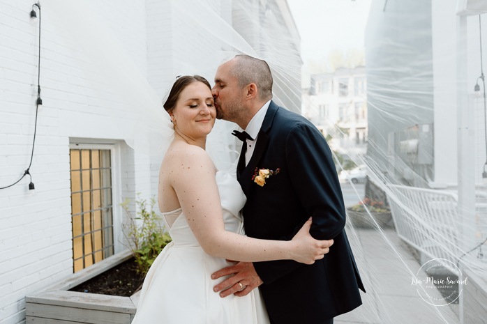 Urban wedding photos. Downtown wedding photos. Mariage à Montréal au Livart. Montreal wedding at Le Livart. Photographe de mariage à Montréal. Montreal wedding photographer.