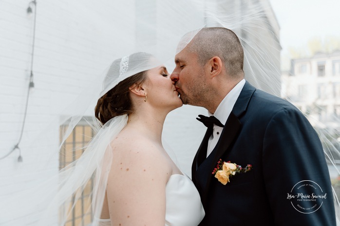 Urban wedding photos. Downtown wedding photos. Mariage à Montréal au Livart. Montreal wedding at Le Livart. Photographe de mariage à Montréal. Montreal wedding photographer.