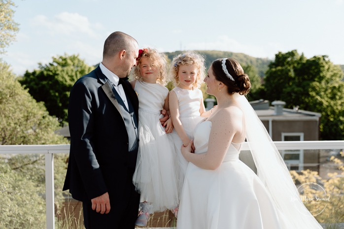 Wedding photos with children. Rooftop wedding photos. Cityscape wedding photos. Mariage à Montréal au Livart. Montreal wedding at Le Livart. Photographe de mariage à Montréal. Montreal wedding photographer.