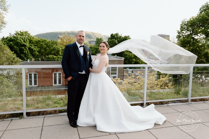 Rooftop wedding photos. Cityscape wedding photos. Mariage à Montréal au Livart. Montreal wedding at Le Livart. Photographe de mariage à Montréal. Montreal wedding photographer.